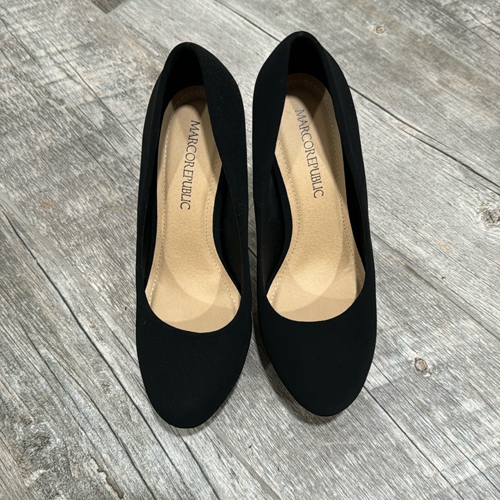 Brand new suede pumps